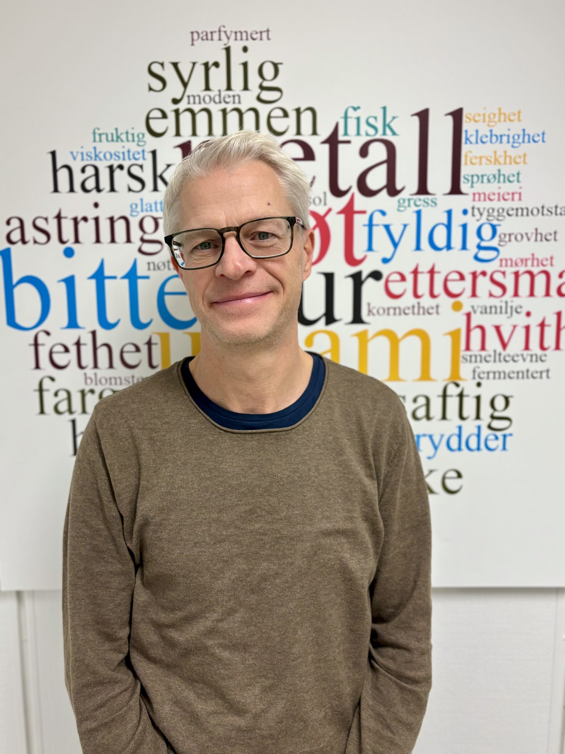 Ansvarleg prosjektleiar Gard W. Karlsnes leverer prøvebretta gjennom luka inn til kvar av dommarane sin arbeidsstasjon. Foto: Heidi Molstad Andresen / NPK