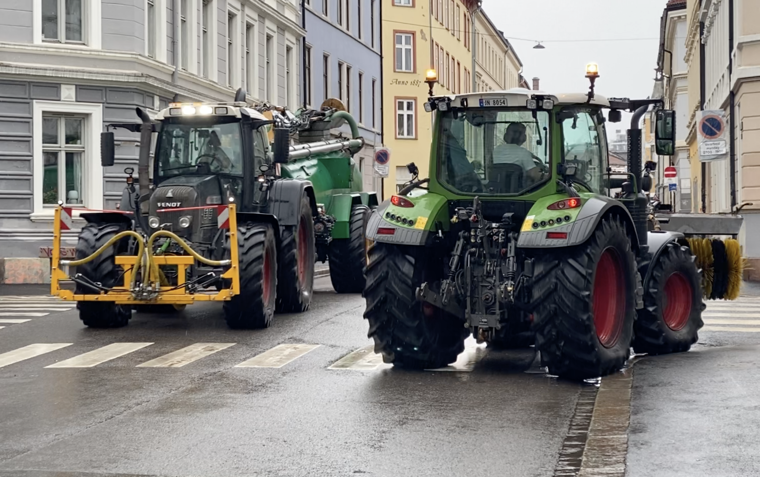 Fjerning av snø, rusk og rask fra sentrumsgatene i Oslo utgjør fem prosent av det børsnoterte Green Landscapings samlede driftsinntekter. Foto: OBM.