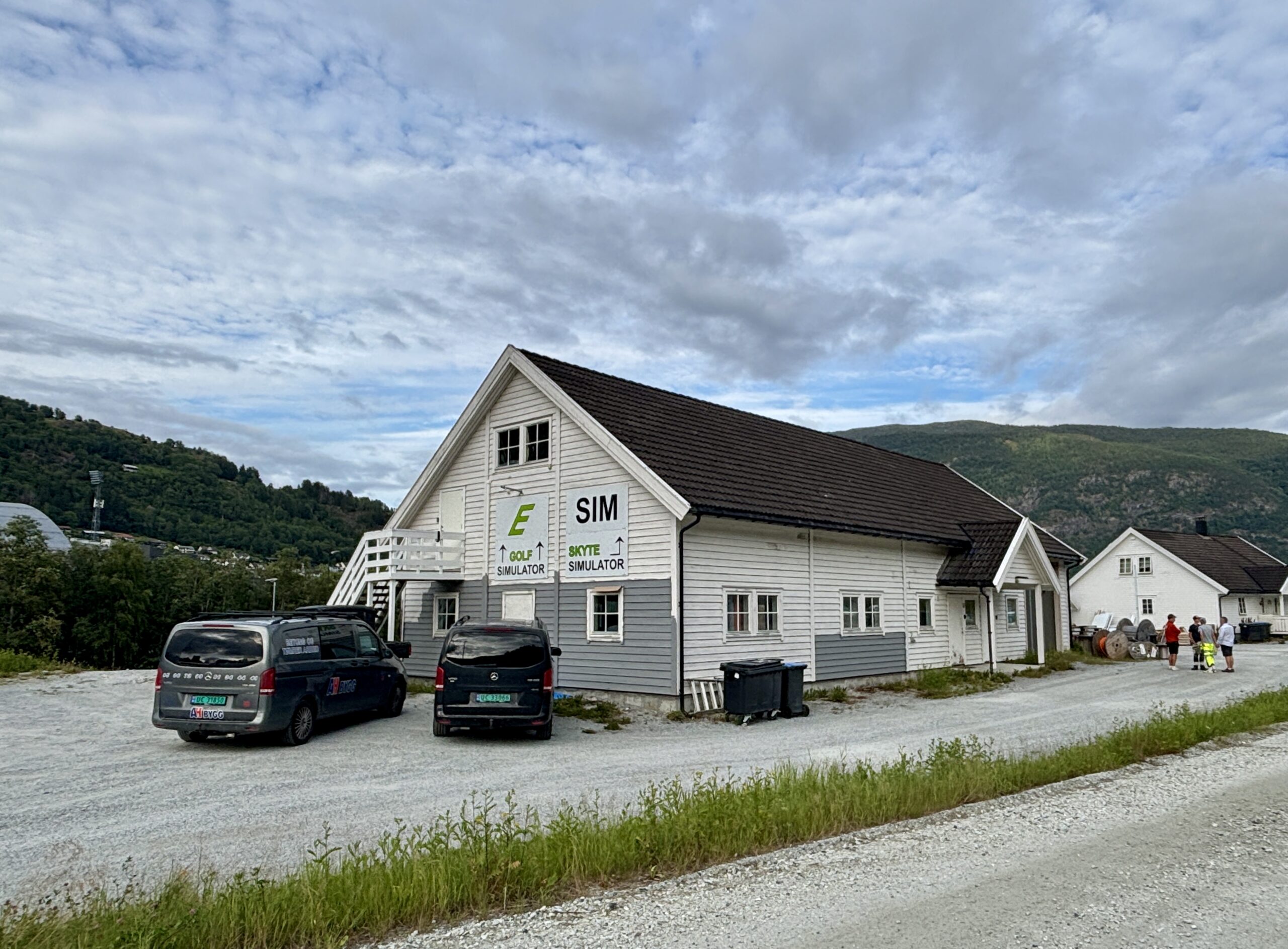 NYTT LIV I LÅVEN: Den gamle låven vart ekspropriert då Statens vegvesen skulle byggje ut Sogndal – Fjærland i 1994, og ein ny låve sett opp på andre sida av riksvegen. Han har allereie hatt fleire liv. Foto: Heidi Molstad Andresen / NPK