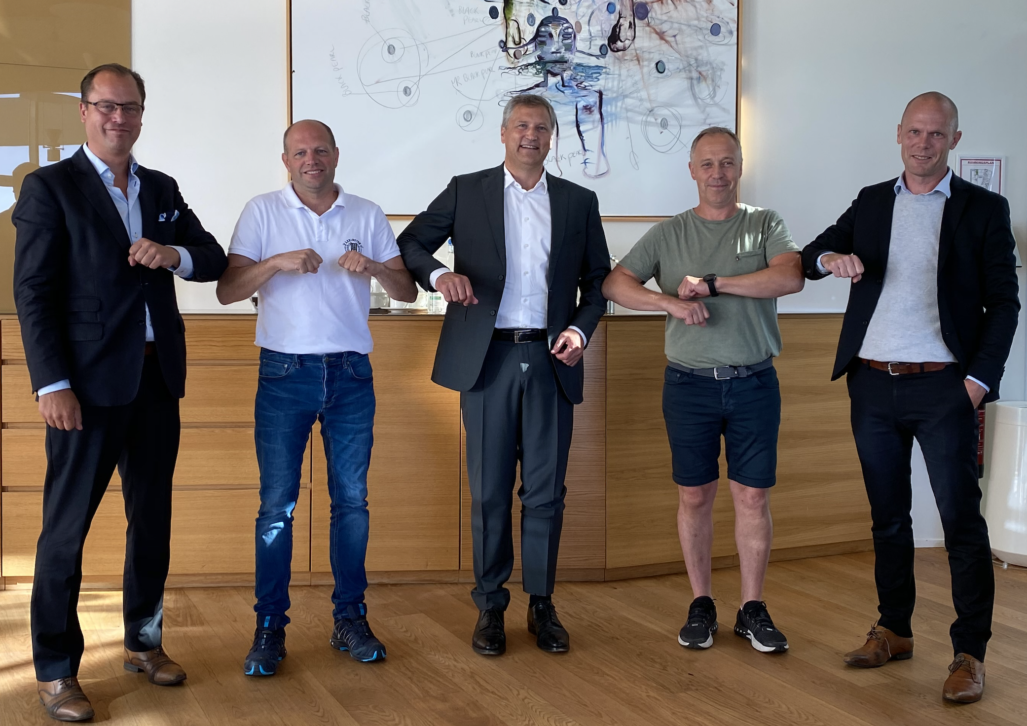 Tidsriktig albuegratulasjon mellom selgere av Hadeland Maskindrift og kjøpere Green Landscaping Group i september 2020. Fra venstre Pierre Kubalski, Ola Kjos, Johan Nordström, Lars Magnus Braaum og Jakob Körner. Foto: Green.