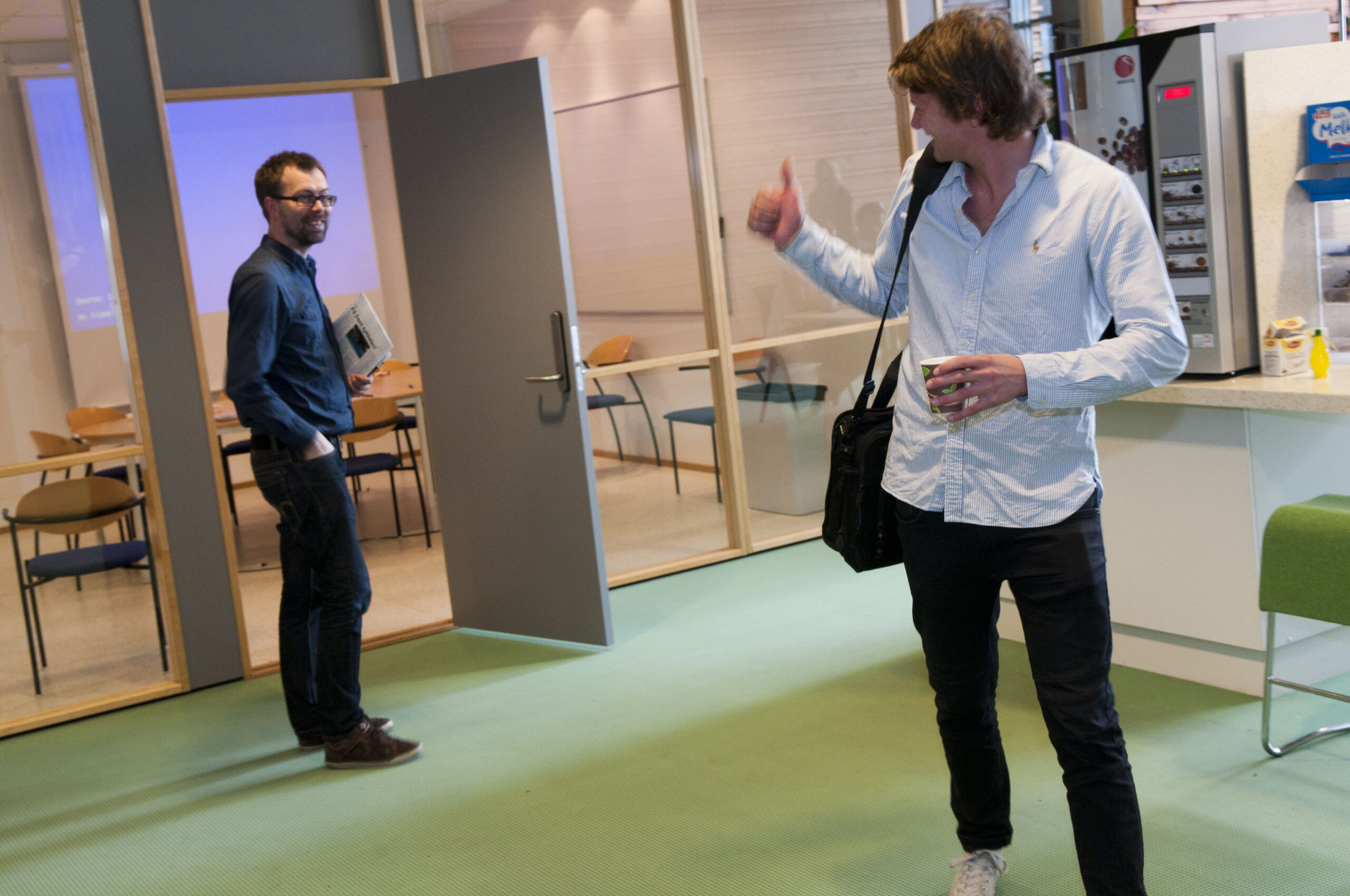 Erlend Siem (th) takker for gode råd fra BIs gründerekspert Thomas Hoholm. Foto: Kristian Harby