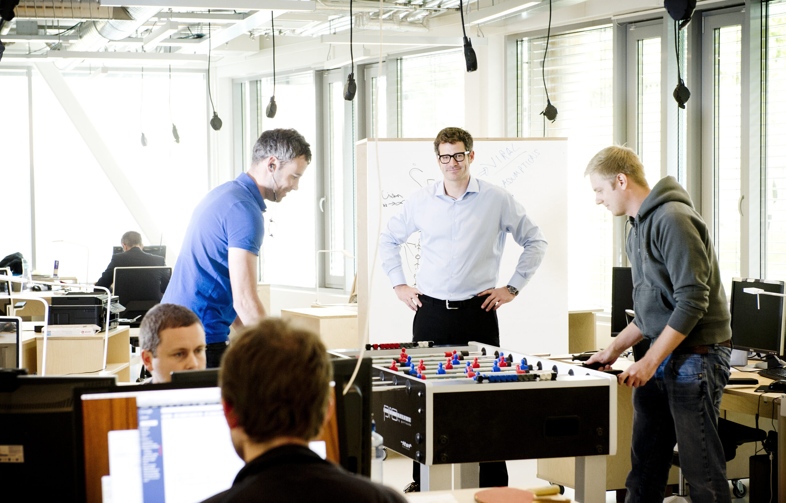 Alexander Woxen (midt i bildet) leder StartupLab i Gaustadbekkdalen, hvor en rekke teknologigründere etablerer seg med nye selskaper. Foto: Gorm K. Gaare, Oslo Business Memo