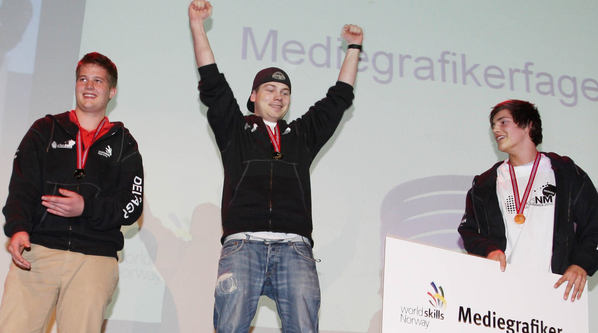 Mediegrafiker Rino Martinsen fra Cappelen Damm jubler over gullmedalje i yrkes-NM. Foto: WorldSkills.no