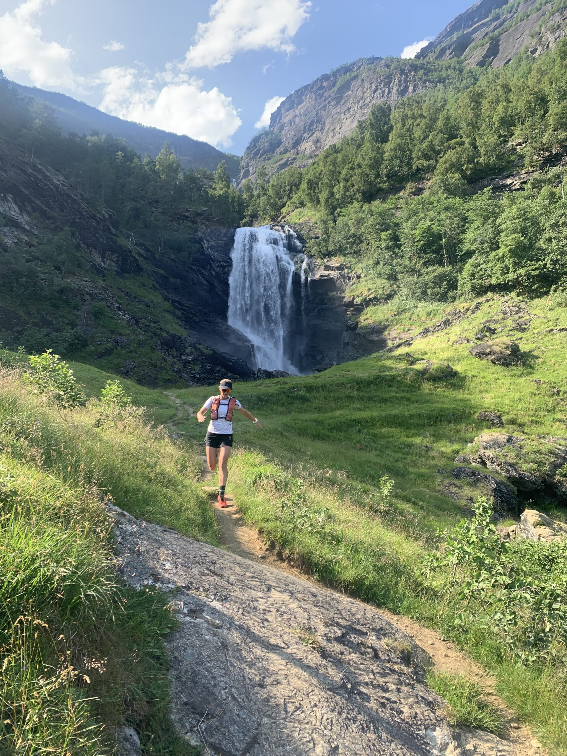 Gunhild Aaslie Solldal i fint driv gjennom i Mørkridsdalen med Mørkridsfossen i bakgrunnen. Foto: Anette Wilhelmsen
