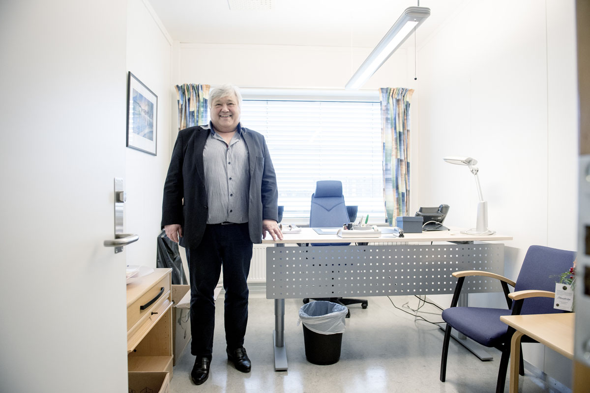 Harald Espelund lover sin etterfølger som Ullensaker-ordfører et nytt og større kontor. Foto: Gorm K. Gaare.