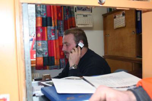 Bærum Kranservice redder russen fra busskollaps og gjør god butikk. Geir Homlund går gjerne mellom ungdom, verksteder og biltilsyn. Foto: Bærum Kranservice