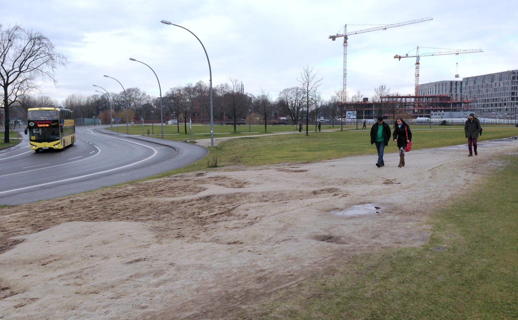 Den lange stien over gressplenen og mellom trærne langs administrasjonsbygget. Hvem har tråkket den? En gründer? Foto: Dag Yngland