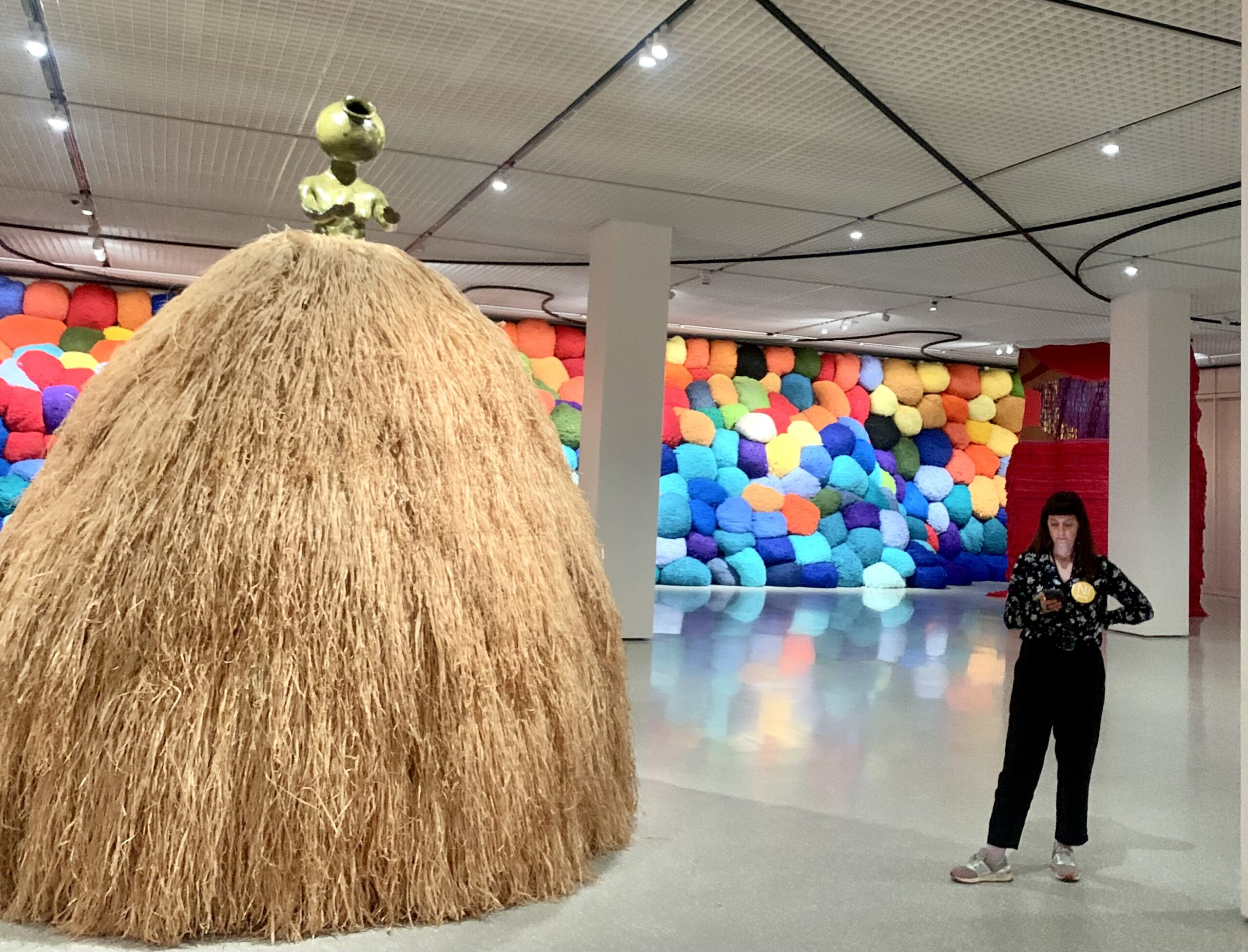 Fredriksen samlingen domineres av Simone Leighs keramikk og Sheila Hicks garnballer.