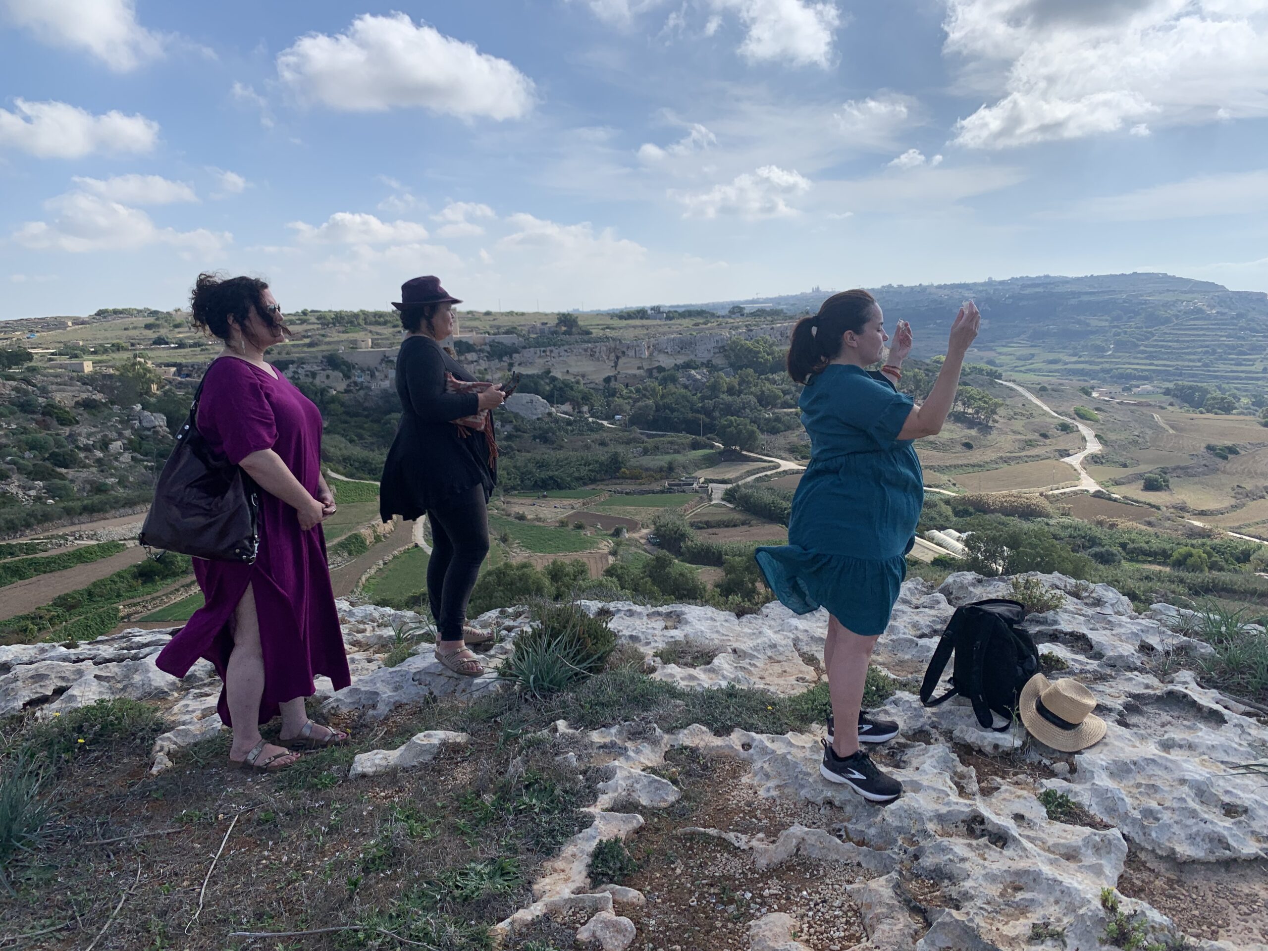 Kvinner klare for å grottedrømme på Malta.