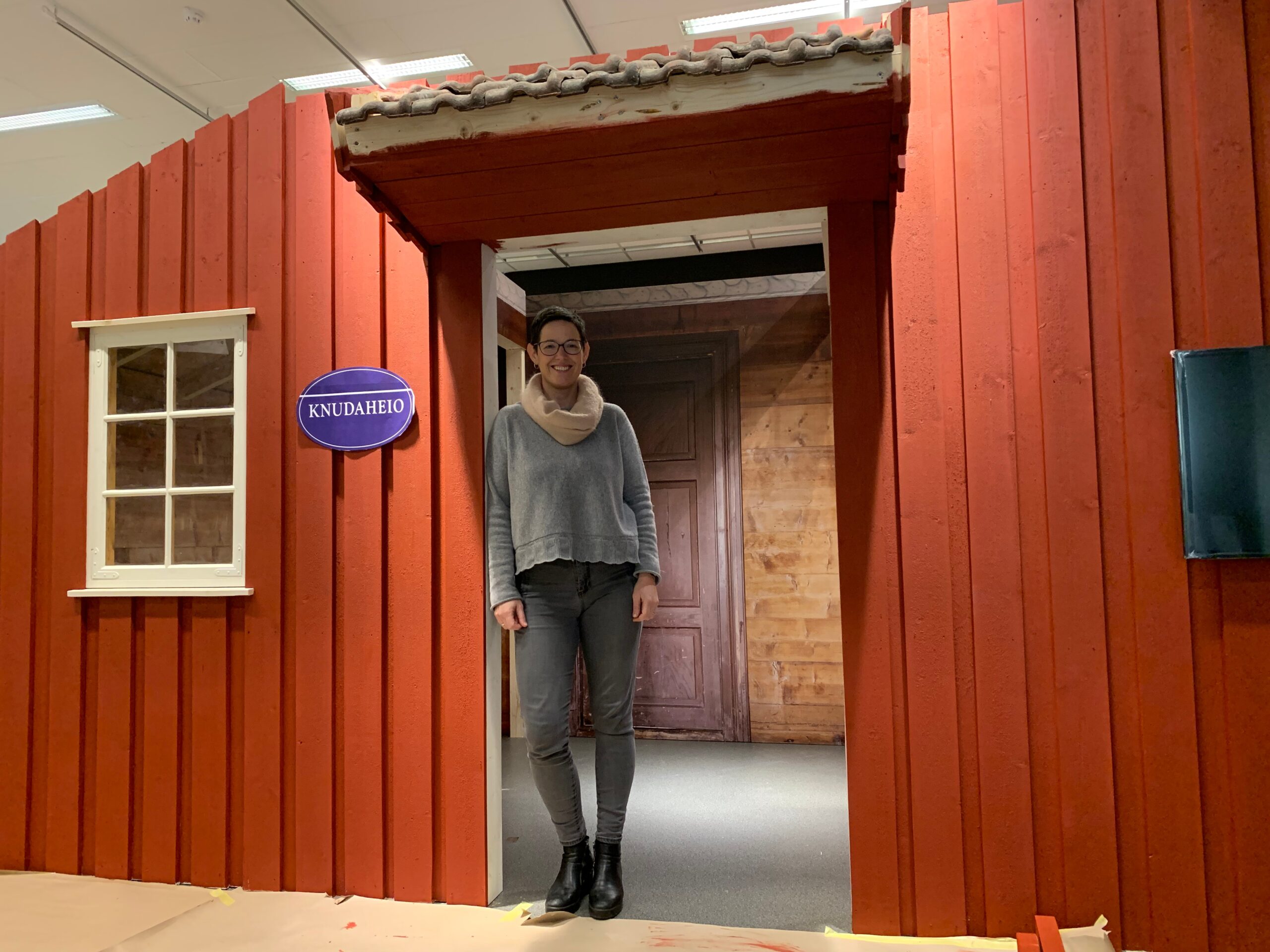 Inger Undheim ved Garborgsenteret har gjeve Treskomysteriet kallenamnet «det fyrste nynorske escape-rommet». Treskomysteriet er ei utstilling som deltakarane må spela seg igjennom. Historia er basert ei faktisk hending der nokon stal treskorne til Gargborg frå skrivestova hans på Knudaheio. Foto: Toralf Larsen Vallestad / NPK