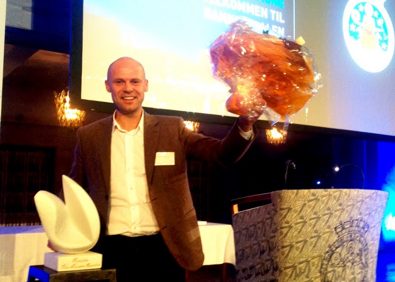 Fronter AS er vinner av Oslo Innovation Award 2012, her jubler administrerende direktør Nils Olav Sundsteigen på innovasjonskvelden i Oslo Rådhus. Foto: Oslo Business Memo