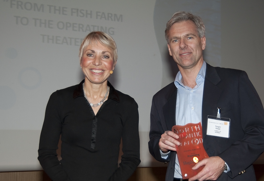 Sissel Rogne (tv) i Bioteknologinemnda leder juryen som har utpekt HepMarin AS med Torgeir Vaage i spissen til årets innovasjonsbedrift på den internasjonale sjømatkonferansen i Oslo. Foto:Morten Flaten