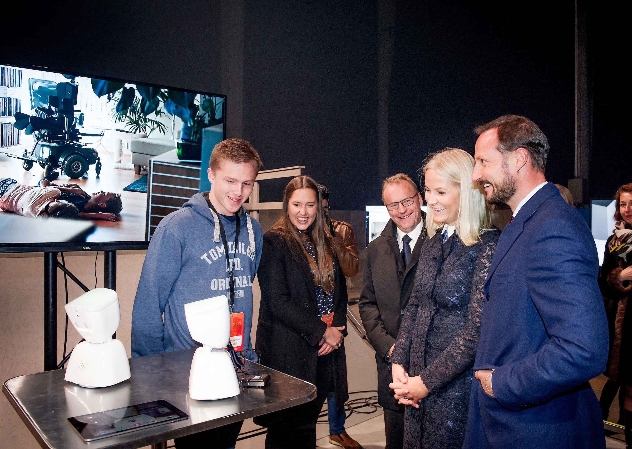 Oslo byrådsleder Raymond Johansen sammen med kronprins Håkon og kronprinsesse Mette Marit på Oslo Innovation Week 2016. Her tar de en nærmere titt på en av årets store innovasjonsslagere fra Oslos startupscene, No Isolation. En avatarrobot som skal hjelpe syke barn å følge med på skolen under rekonvalensensen. Foto: Gorm K. Gaare /EUP Berlin.
