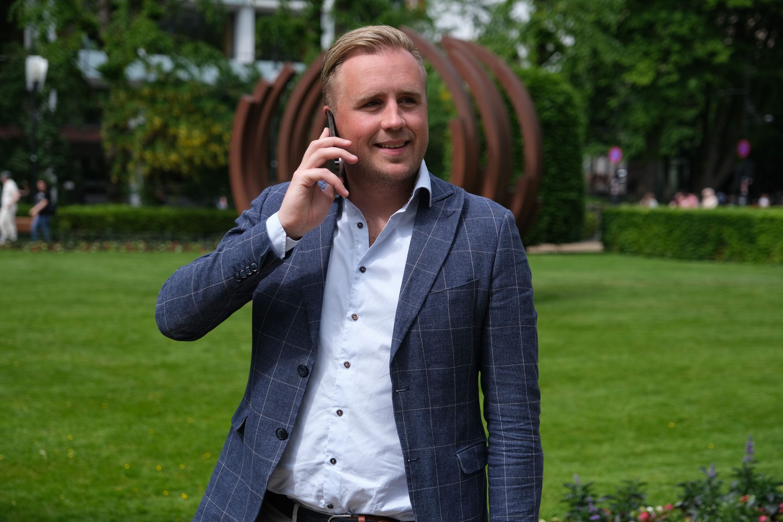 – Eldre ynskjer seg ofte ei leilegheit med minimum to soverom og helst to bad. Det er viktig med parkering og heis for dei fleste, seier eigedomsmeklar Jostein Mo i Privatmegleren i Sogndal. Foto: Privatmegleren Sogndal