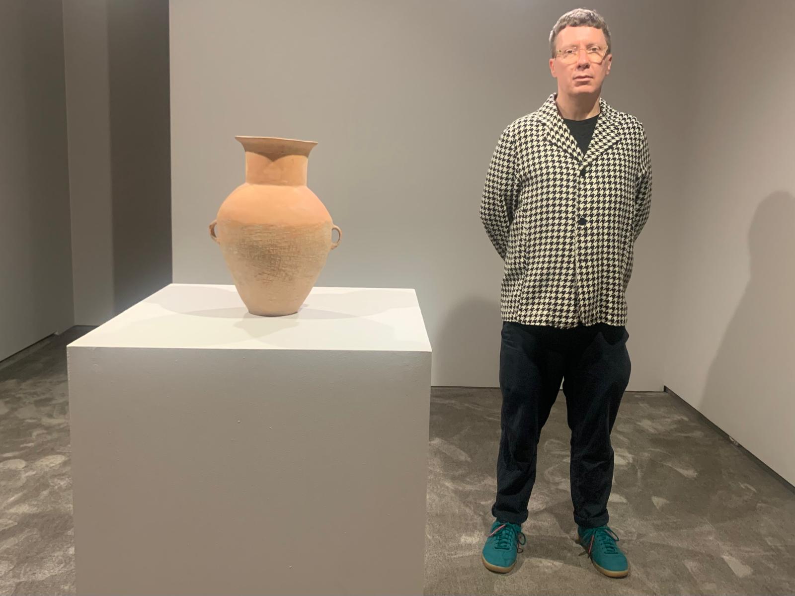 James Webb har utstilt en 4000 år gammel krukke fra et elveleie i Kina på Astrup Fearnley-museet. Foto: Bodil Fuhr.