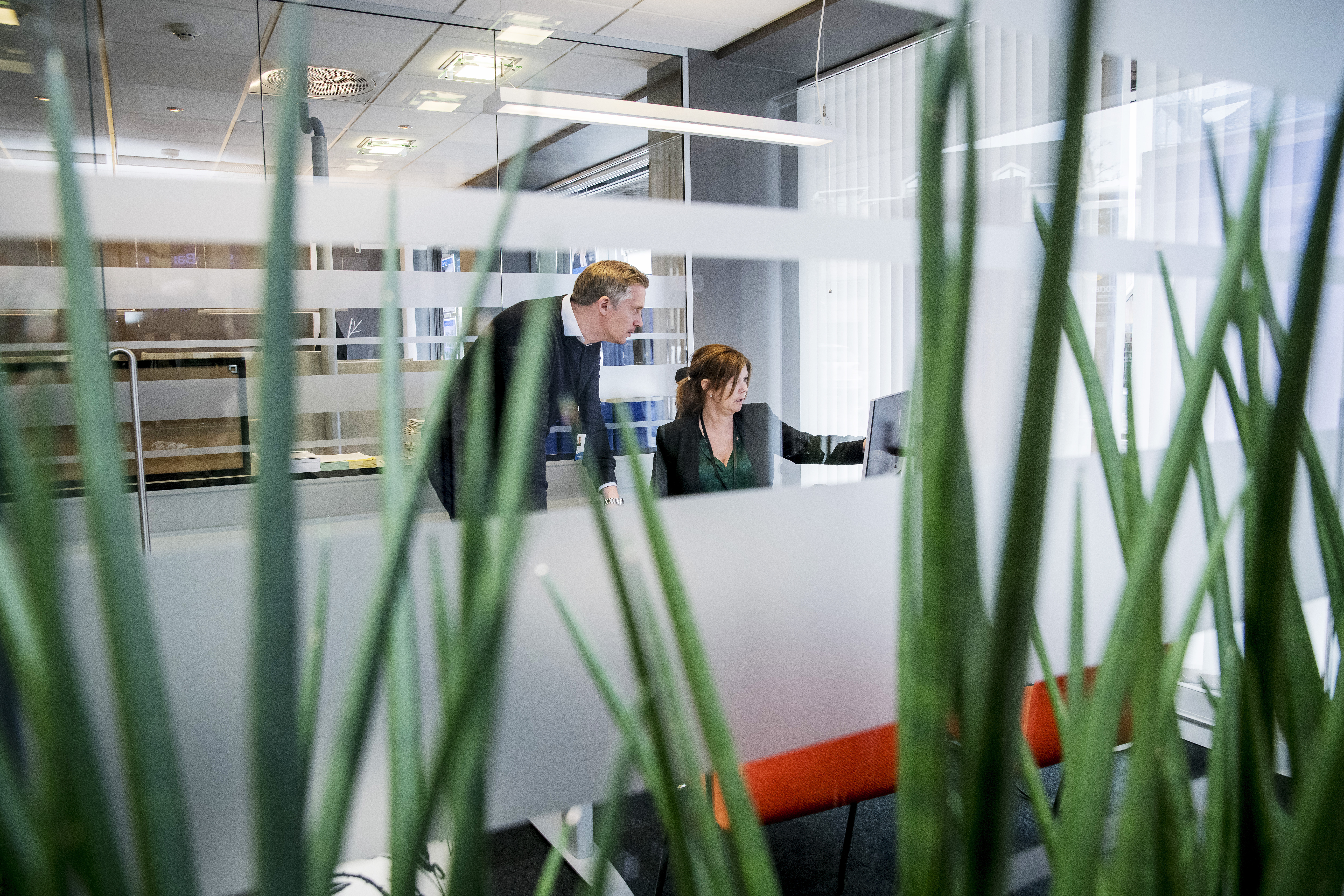 Kjetil Reinholdt ved SR-Bank på Nesttun jobber gjerne litt ekstra hjemme utenfor arbeidstid. Sjefen hans, Mariann Bjorøy, synes det er fint at Reinholdt til gjengjeld får gjøre private ærend i kontortiden.