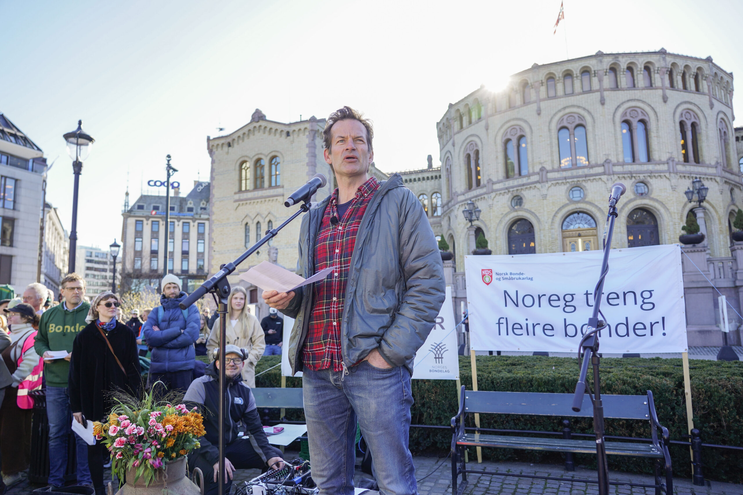 Jon Almaas til stades utanfor Stortinget. Bønder frå heile landet har slått opp telt utanfor Stortinget for å demonstrere før det skal stemmast over den omstridde inntektsberekninga for landbruket i Stortingssalen. Foto: Heiko Junge / NTB/NPK