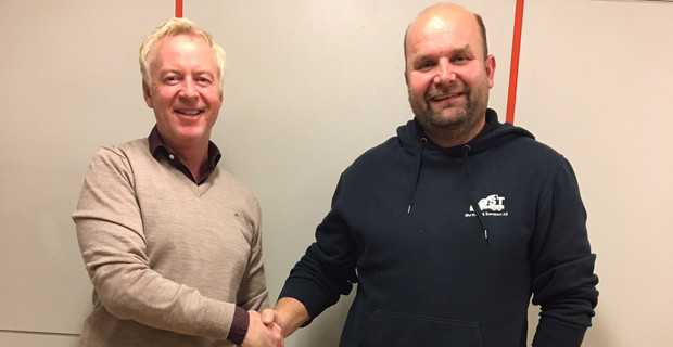 Jonny Enger (tv) og Thomas Fredriksen slo sammen sine 40 kranbiler og 50 ansatte i Veikran AS.
