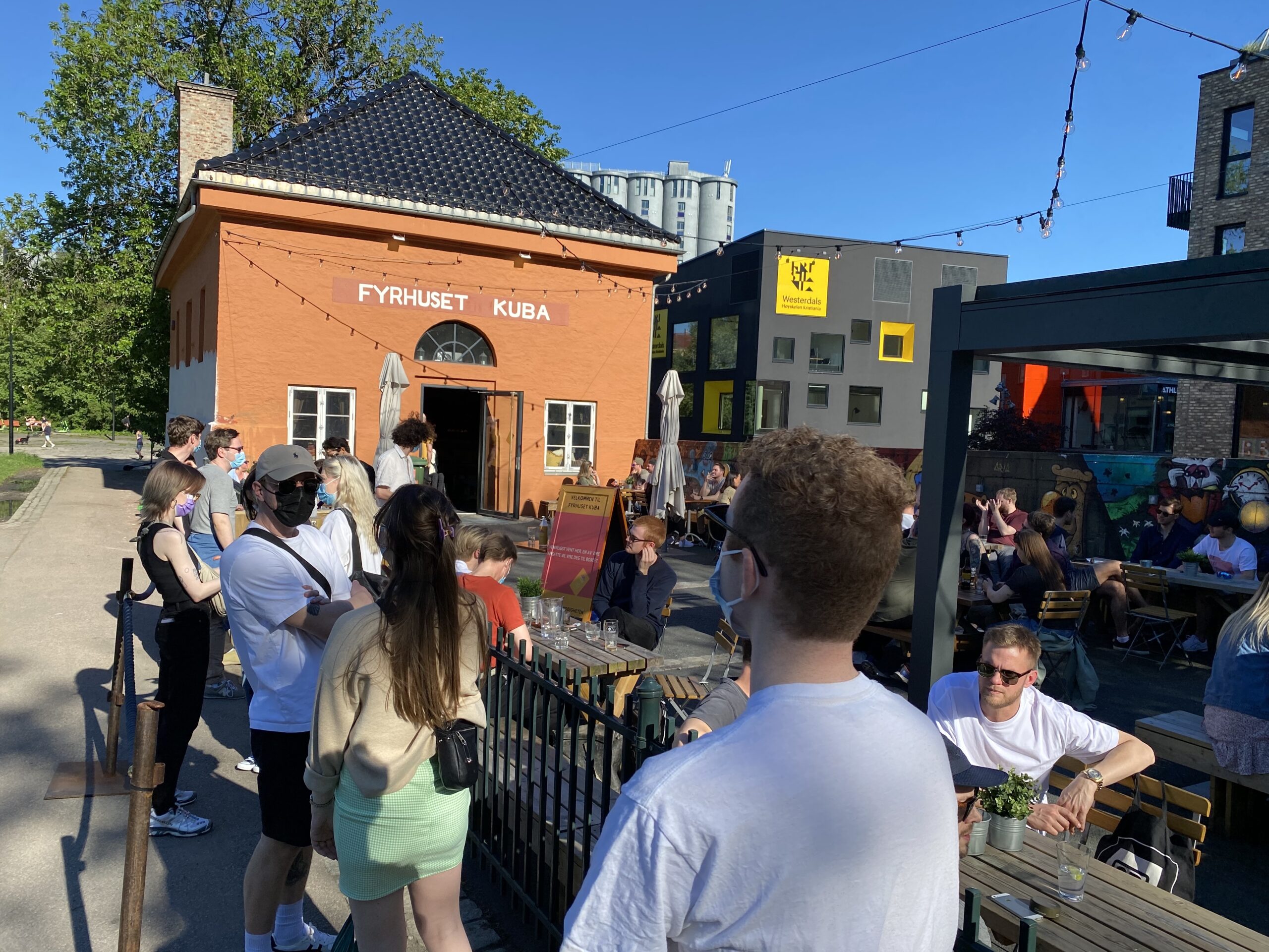 Oslo er i ferd med å bli en gjenåpnet sommerby til glede for en befolkning som har levd i en nedstengt hovedstad de siste syv månedene. Foto: OBM.