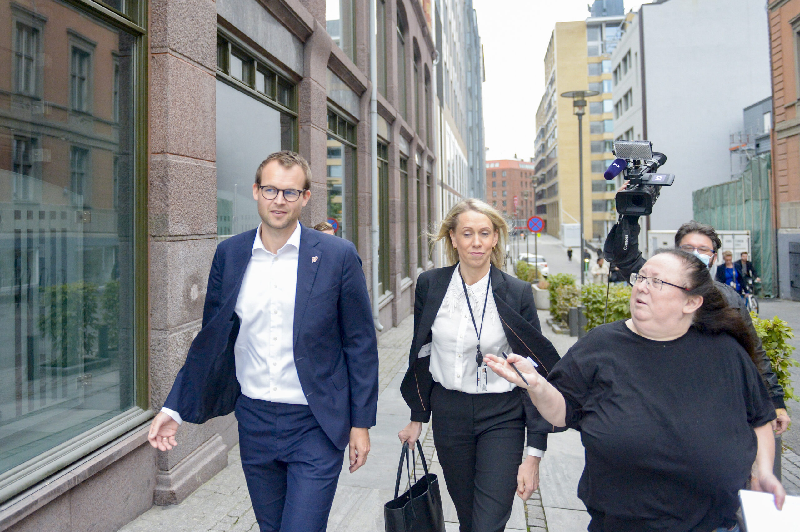 KrF-leiar og barne- og likestillingsminister Kjell Ingolf Ropstad ute etter pressekonferansen der han fortalde at han går av som både statsråd og partileiar. I midten statssekretær Julie Kristine Kordahl. Foto: Annika Byrde / NTB/NPK