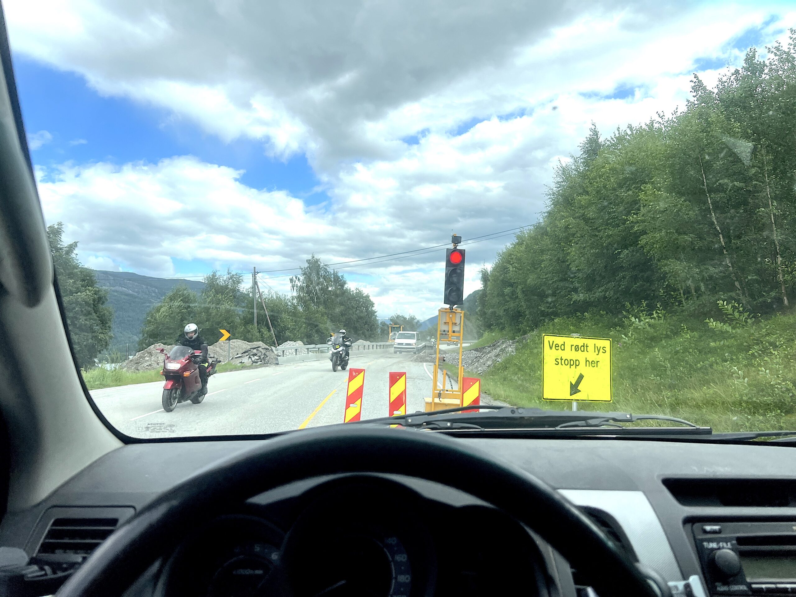 Etter "Hans": Omkjøringer og sperringer langs hovedveiene på Østlandet var det normale i kjølvannet av "Hans". Her fra riksvei 15 i Ottadalen lørdag 12. august. Foto:OBM