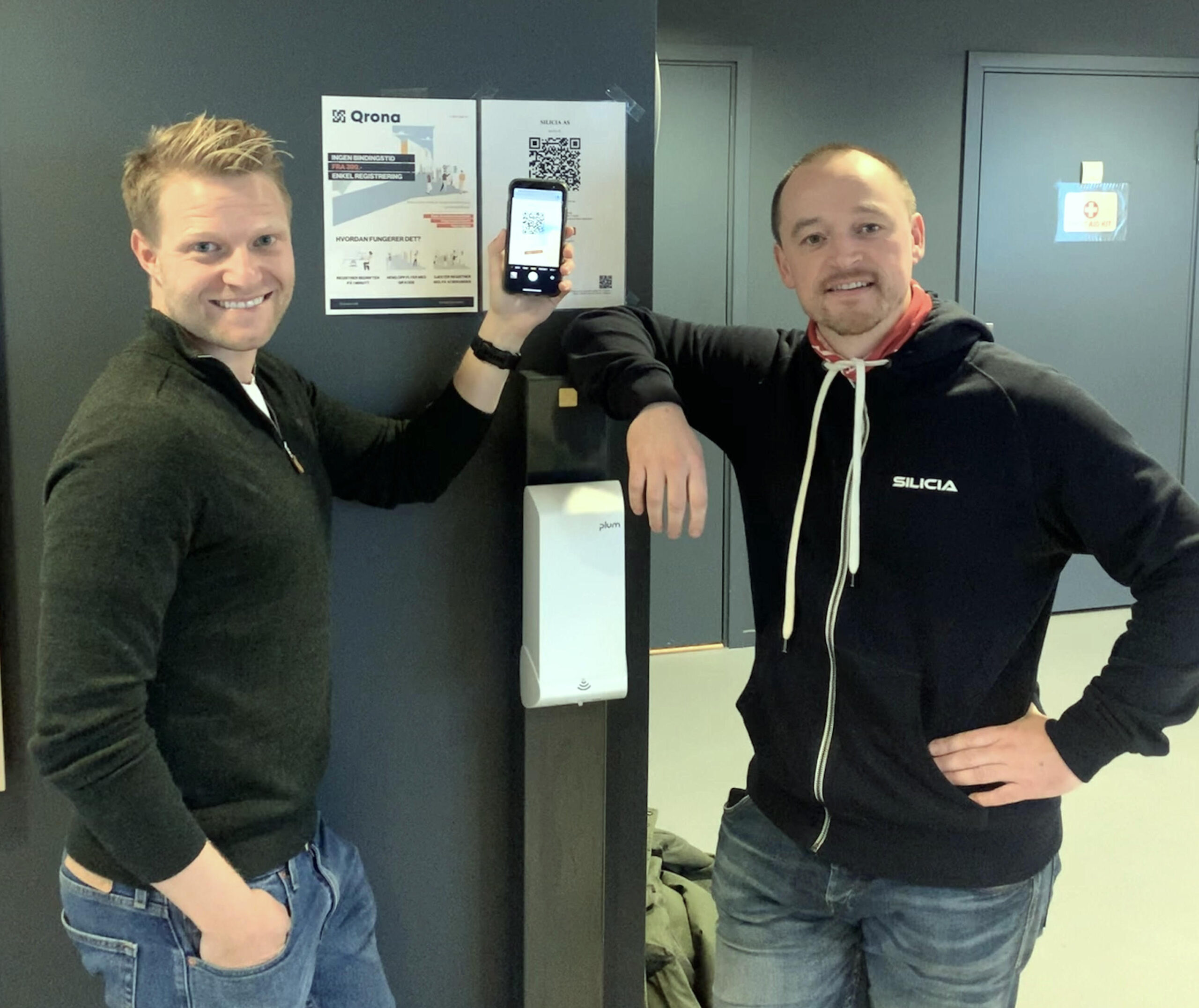 Martin Schei og Nicklas Stavnar i Qrona har utviklet en brukervennlig løsning for registrering av fremmøtte barn på trening, gjester til serveringssteder og fremmøtte studenter på universiteter. Her står de ved registreringen til Silicia teknologiinkubator. Foto: Qrona