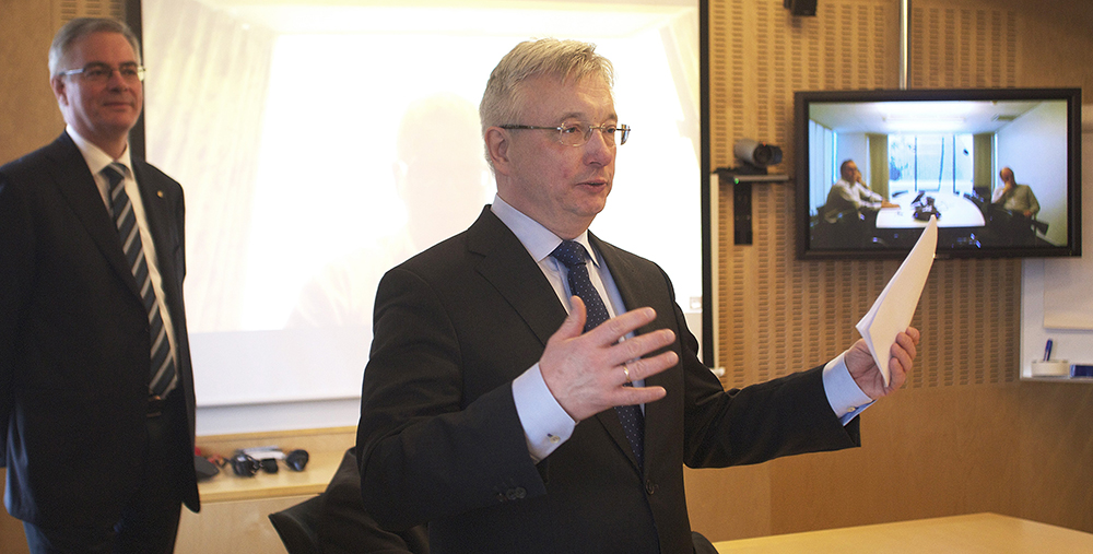 Karl Eirik Schjøtt-Pedersen introduserte seg for sine nye medarbeidere i Stavanger, Oslo og Tromsø under et allmøte i dag tidlig. Bak står styreleder Tor Arnesen. Foto: Bjørn Vidar Lerøen
