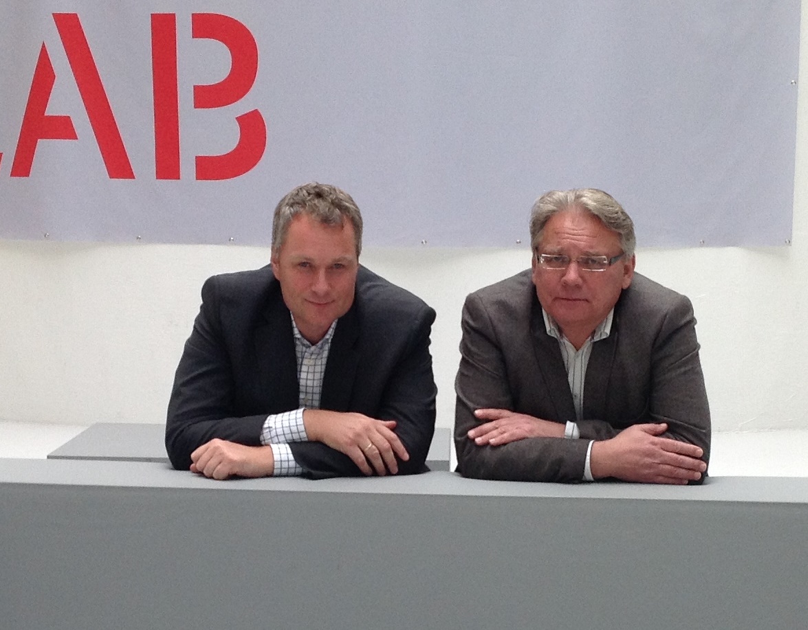 Per Christian Eggen og Morten Myrstad håper norske ledere vil google "digital forretningsutvikling" og at The New Company kommer høyt opp. Foto: Magne Otterdal