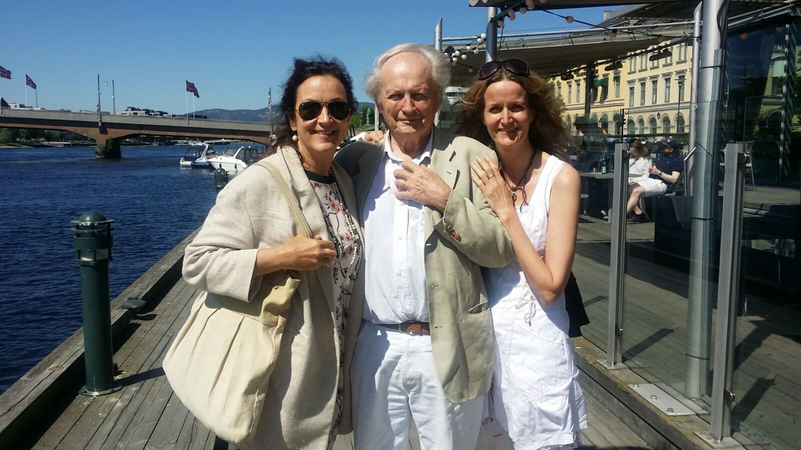Kjeld Aall Flood i midten med døtrene Kristin til venstre og Mirella til høyre. Foto: Privat.