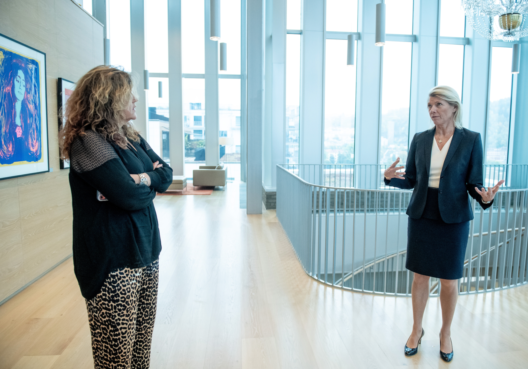 Signy Fardal intervjuet Kjerstin Braathen.  DNB-sjefen skulle egentlig overta familiens konfeksjonsbutikk.  Foto:  Gorm K. Gaare