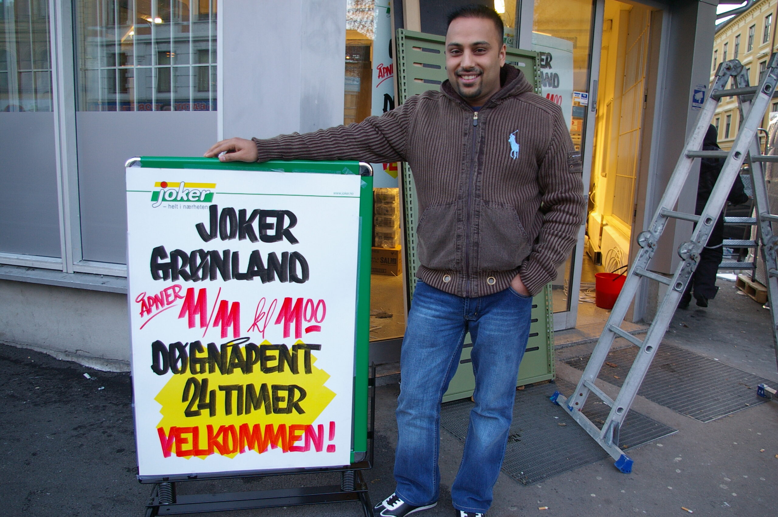 Sajjad Hussain tror den sentrale beliggenheten med inngang fra Grønlandsleiret vil gjøre den nye Jokerbutikken attraktiv blant de som er ute i natten. - Det kommer til å gå mye i pizza, brus og røyk, spår han. Foto: Marte Veimo