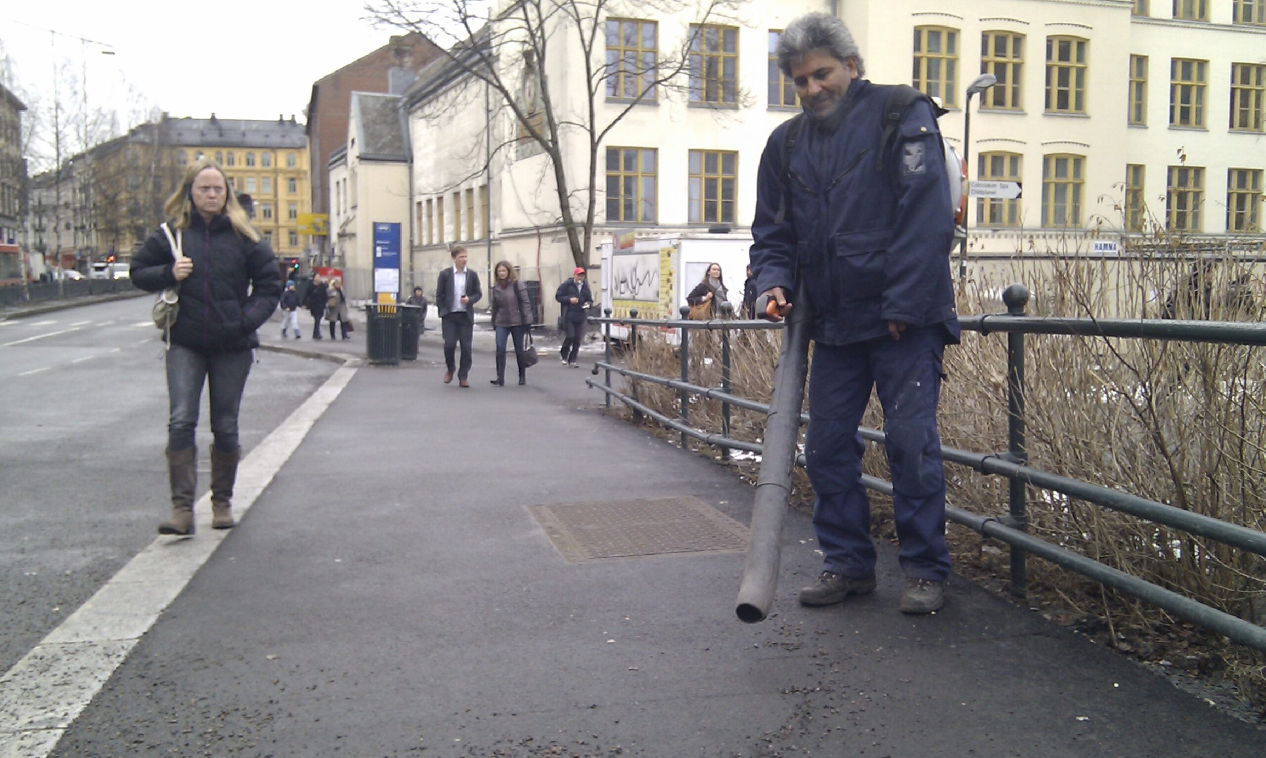Jobben med å rydde gatene er i full gang, her ved en av kommunens ryddere (som ønsker å være anonym) i sving på Majorstua. Foto: Magne Otterdal