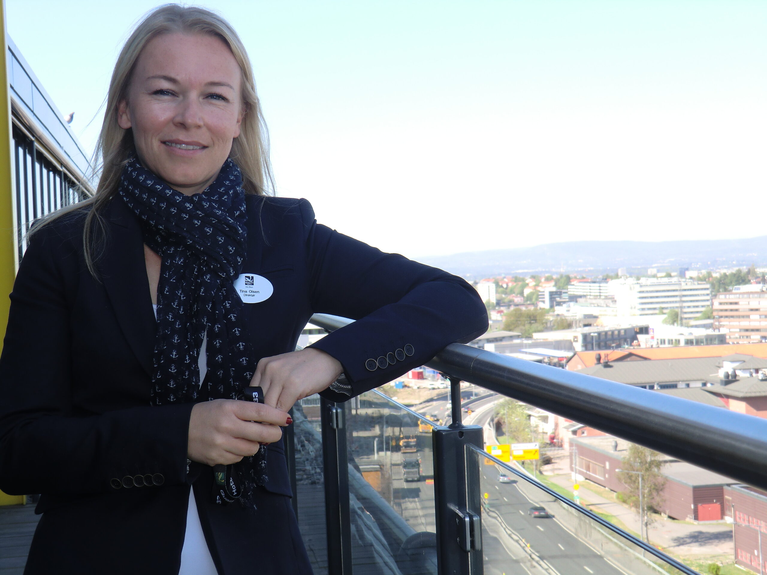 Hotellsjef Tina Olsen ved Hotel 33 på Økern har fin utsikt over Oslo fra toppetasjen i det tidligere industrihovedkvarteret. Foto: Oslo Business Memo/Tellef Øgrim