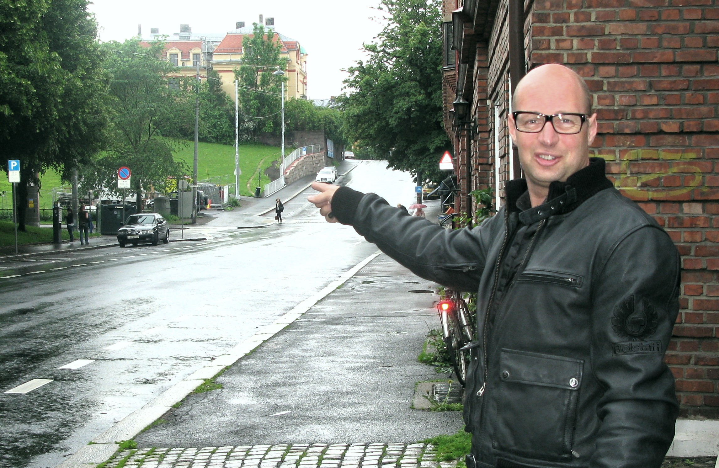 Nils Houge, næringsdrivende og beboer på feil side av grensen for beboerparkering i Ullevaalsveien. Han foreslår en buffersone inntil parkeringsgrensen. Foto: Magne Otterdal