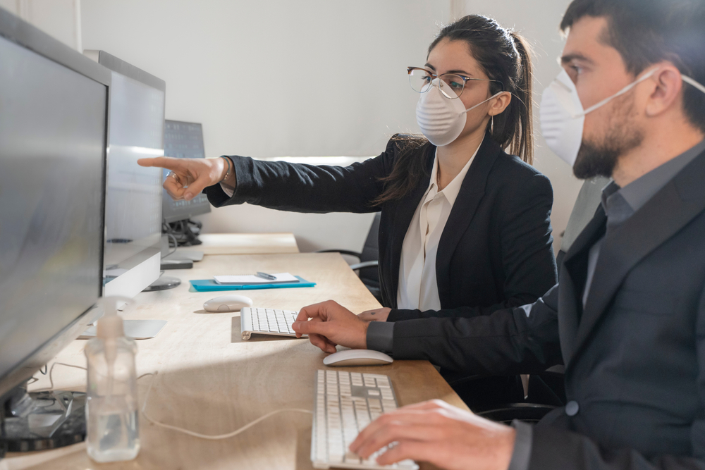 Illustrasjonsbilder vinklet på koronapandemien flommer ut fra billedbyråene, som dette bildet fra Shutterstock med følgeteksten: "Corona Virus. Office workers with mask for corona virus. Business workers wear masks to protect and take care of their health."