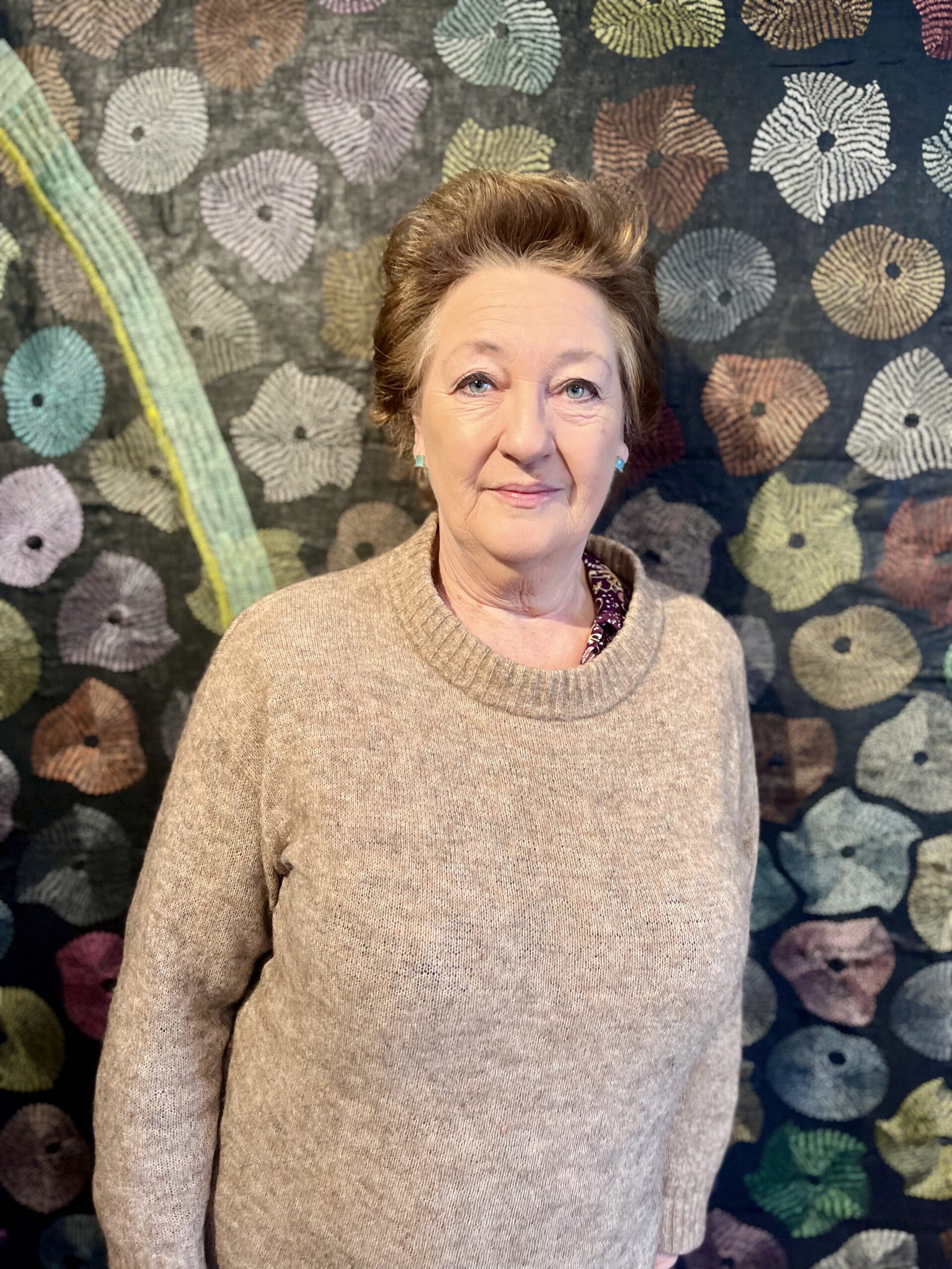 I FOSSEHUSET: Det var Arnhild Litlere som i si tid tok initiativet til Fosse-gruppa i Strandebarm og fekk tekstilkunstnar Åse Ljones med på laget. I dag er dei ei profesjonell stifting, med eit eige hus dedikert til skulekameraten sin forfattarskap. Verket på veggen er forresten Ljones' arbeid. Foto: Heidi Molstad Andresen / NPK
