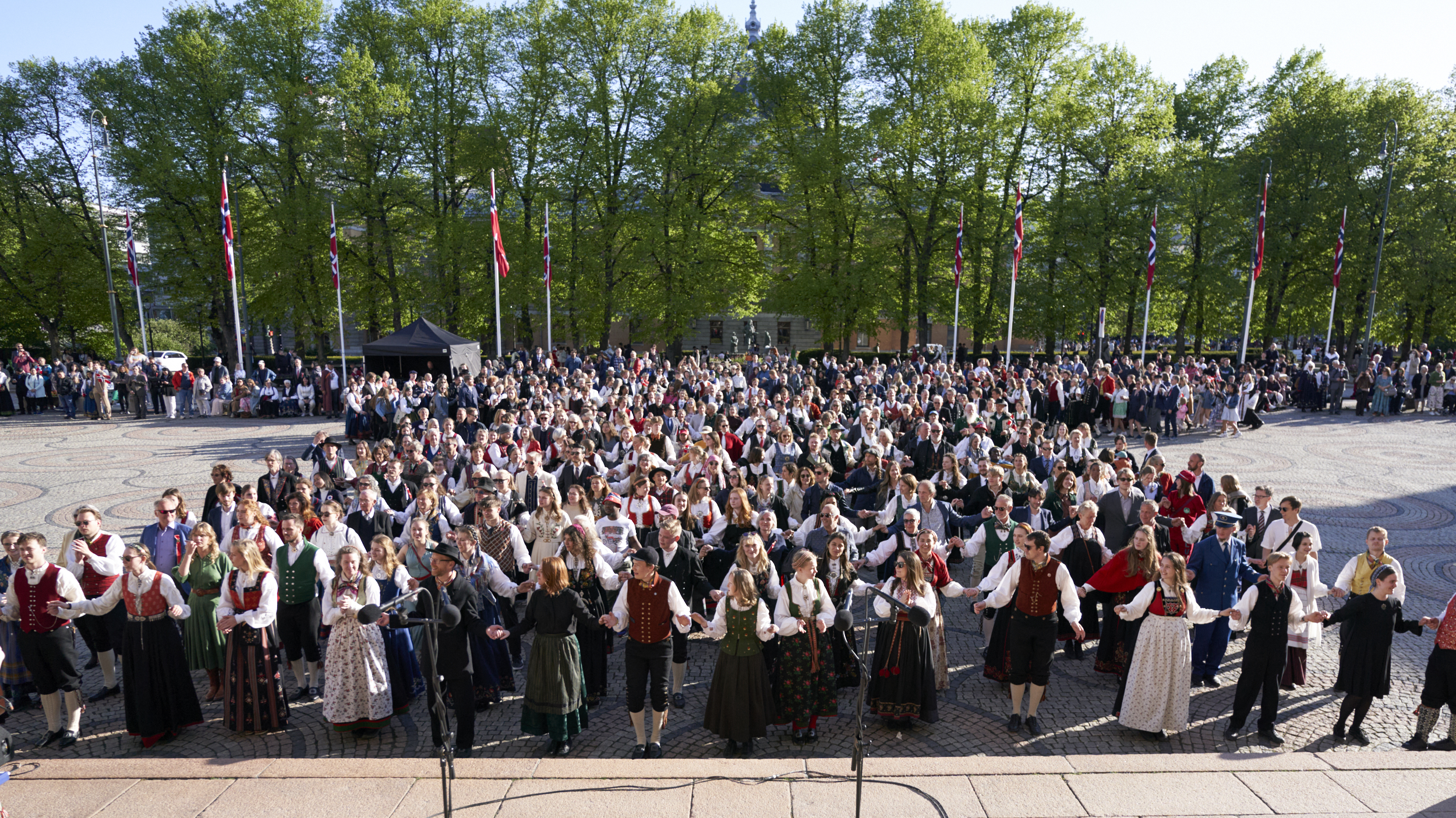 Leikarringen i BUL Oslo dansar på Karl Johan kvart år på 17. mai, og hadde rekordmange deltakarar i 2023. 160 dansarar deltok. Foto: Thor Hauknes / Leikarringen BUL Oslo
