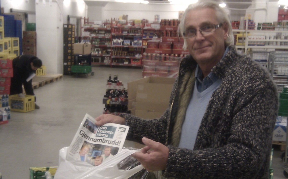 Driftssjef Roy Berg-Paulsen legger ved et eksemplar av Oslo Business Memo som en ekstra godbit i kundenes dagligvareposer som kjøres ut i dag. Foto: Magne Otterdal