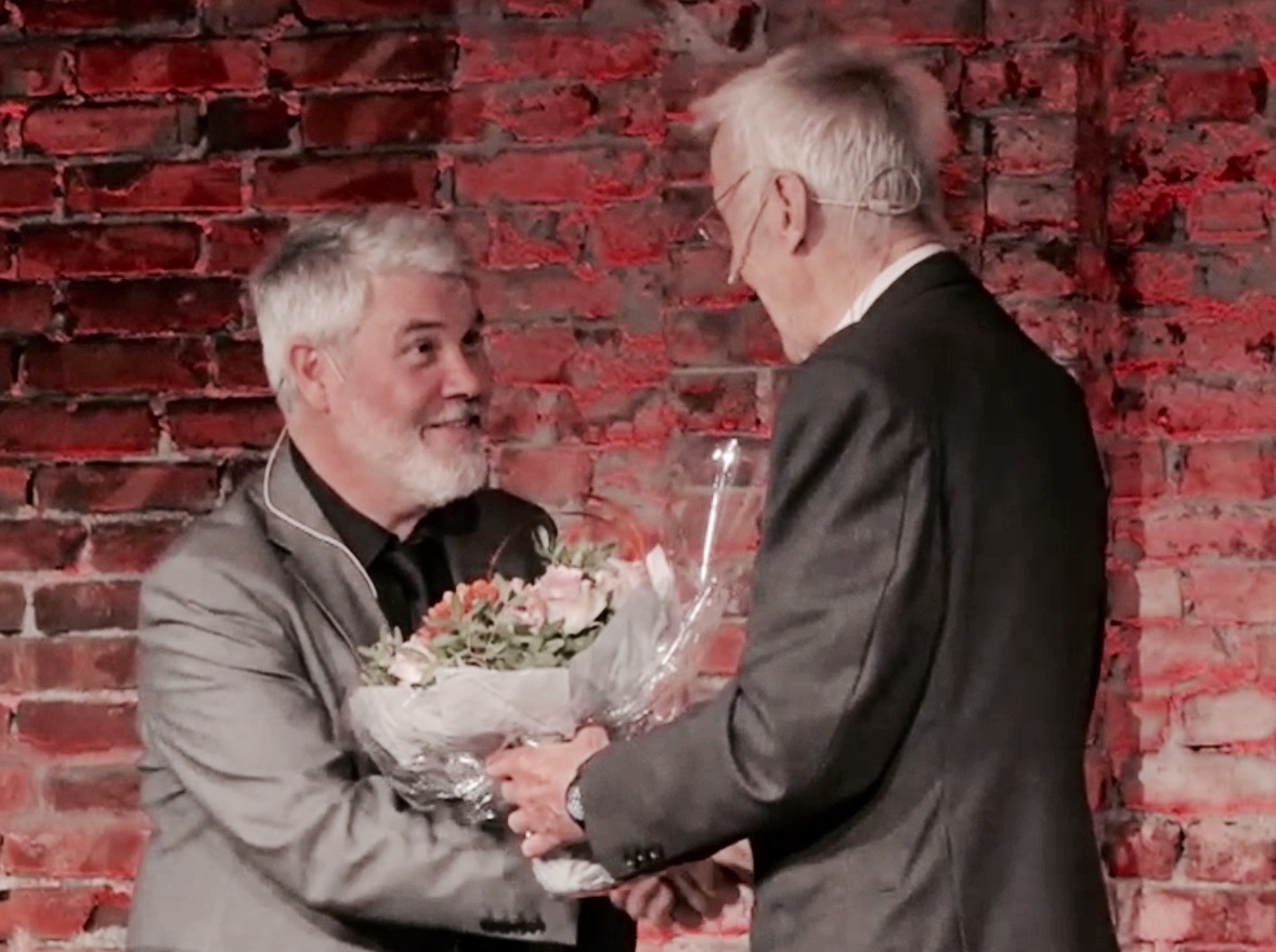 Terje Emberland får Riksmålsforbundets litteraturpris, her med juryformann Finn Erik Vinje.