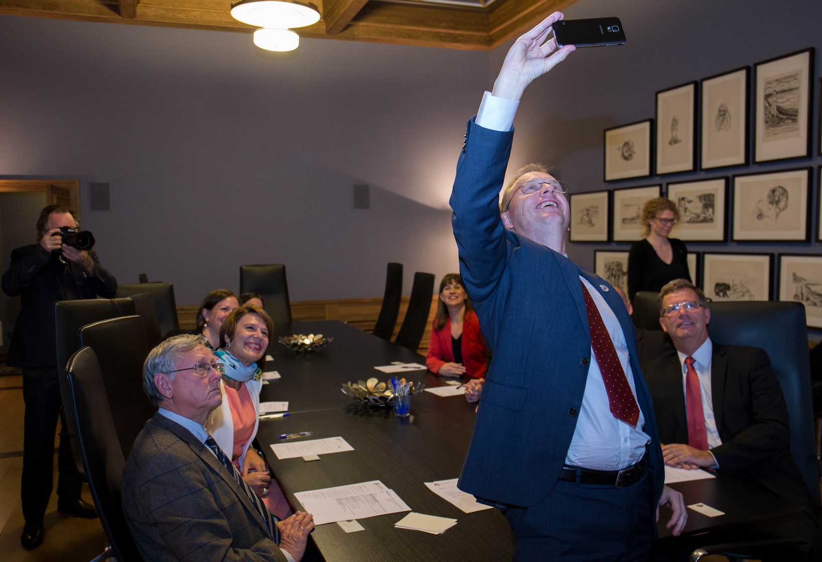 En rykende fersk byregjeringssjef sikrer seg selfie av et smilende team før arbeidet starter. Foto: Arbeiderpartiet.
