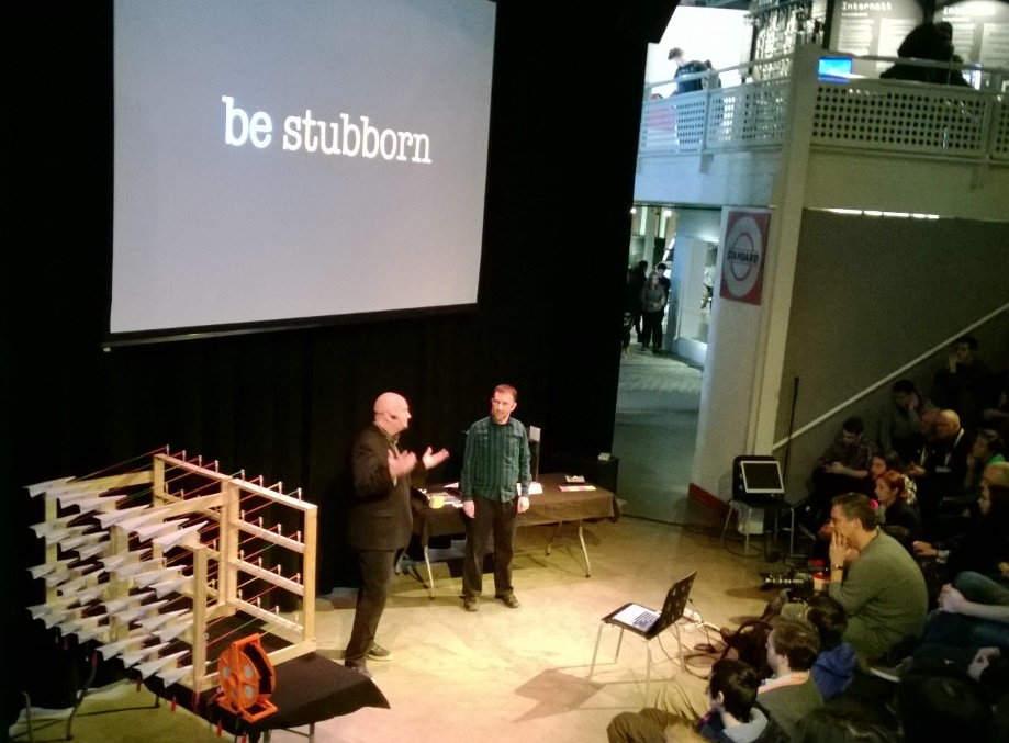 "Be Stubborn" er et slagord for EepyBird-duoen Fritz Grobe og Stephen Voltz. De to turnerer verden med et konferanseshow som inspirerer til kreative prosesser og "ut av boksen"-tenkning. Her er de i aksjon under Maker Faire på Teknisk museum i Oslo i januar 2014. Foto: Magne Otterdal