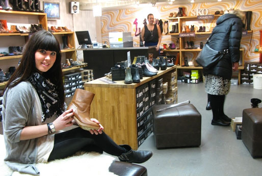 Lille Vinkel Sko er en av de 25 nominerte bedriftene i konkurransen om å bli Årets Facebook-side. Eva Dalen er sjef for butikken på Majorstua. Foto: Magne Otterdal