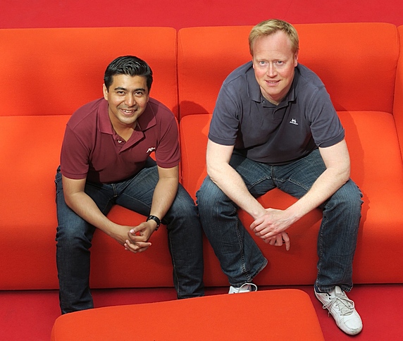 Erlend Miller (t.h.) og Arnab Guha Majumdar vil la folk flest tjene penger på å vise reklame. Foto: UiO