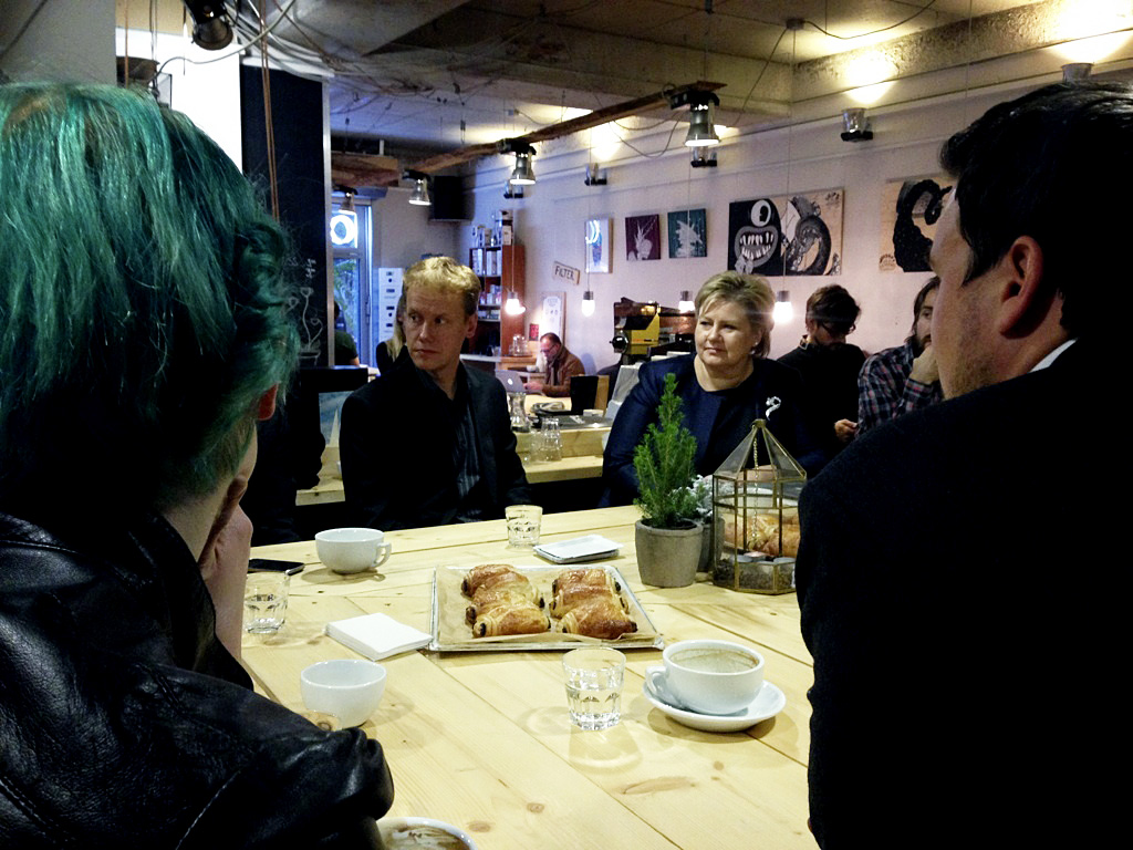 Statsminister Erna Solberg møter gründere på Oslo Kaffebar i Berlin. Foto: Dag Yngland