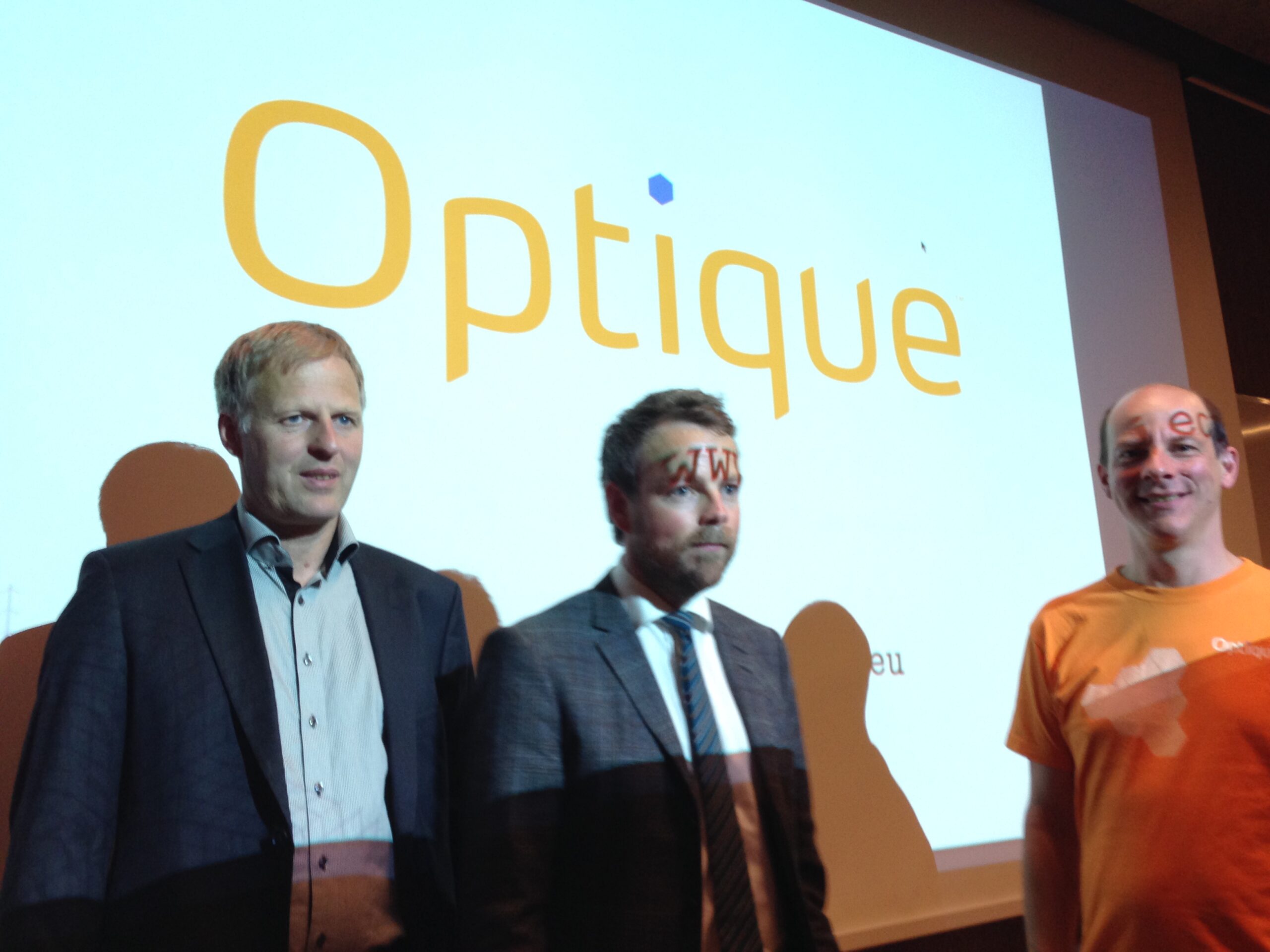 Kunnskapsminister Torbjørn Røe Isaksen flankert Arild Waaler (tv) og Martin Giese ved Forskergruppen for logikk og intelligente data (LogID) i spissen for Optique-prosjektet. Foto: Dag Yngland