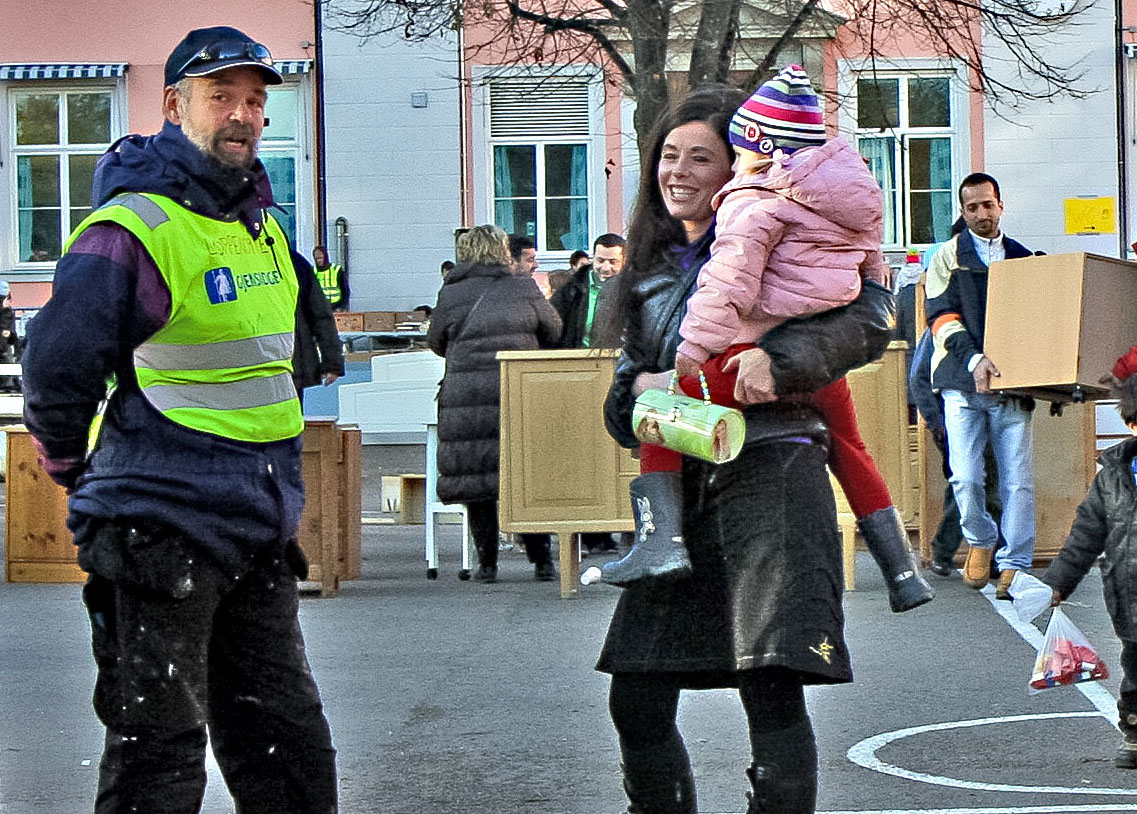 Leder for loppekomiteen, Harald Sundt-Ohlsen, vokter porten under markedet på Ullevål skole. Foto: Erik Saastad