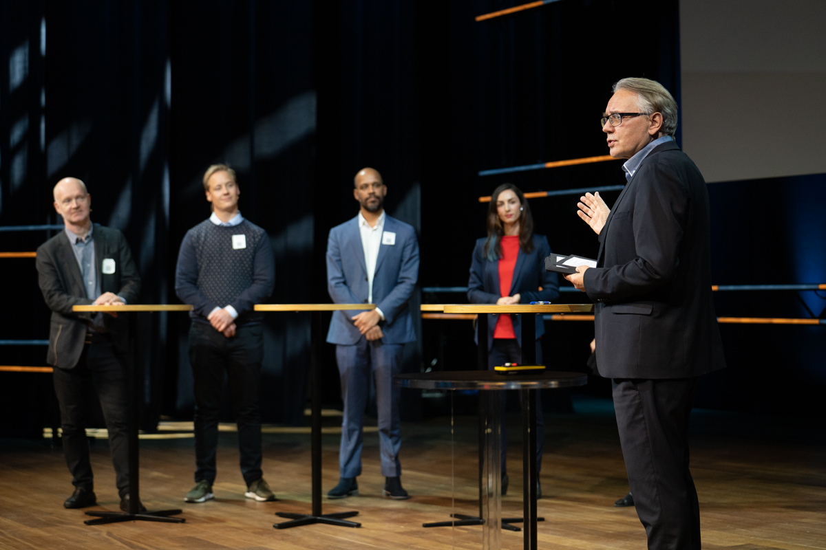 Kaupr-redaktør Morten Myrstad (th) styrer debatt på eit møte om virtuell realitet på Hamar tidlegare. Foto: Morten Bruun.