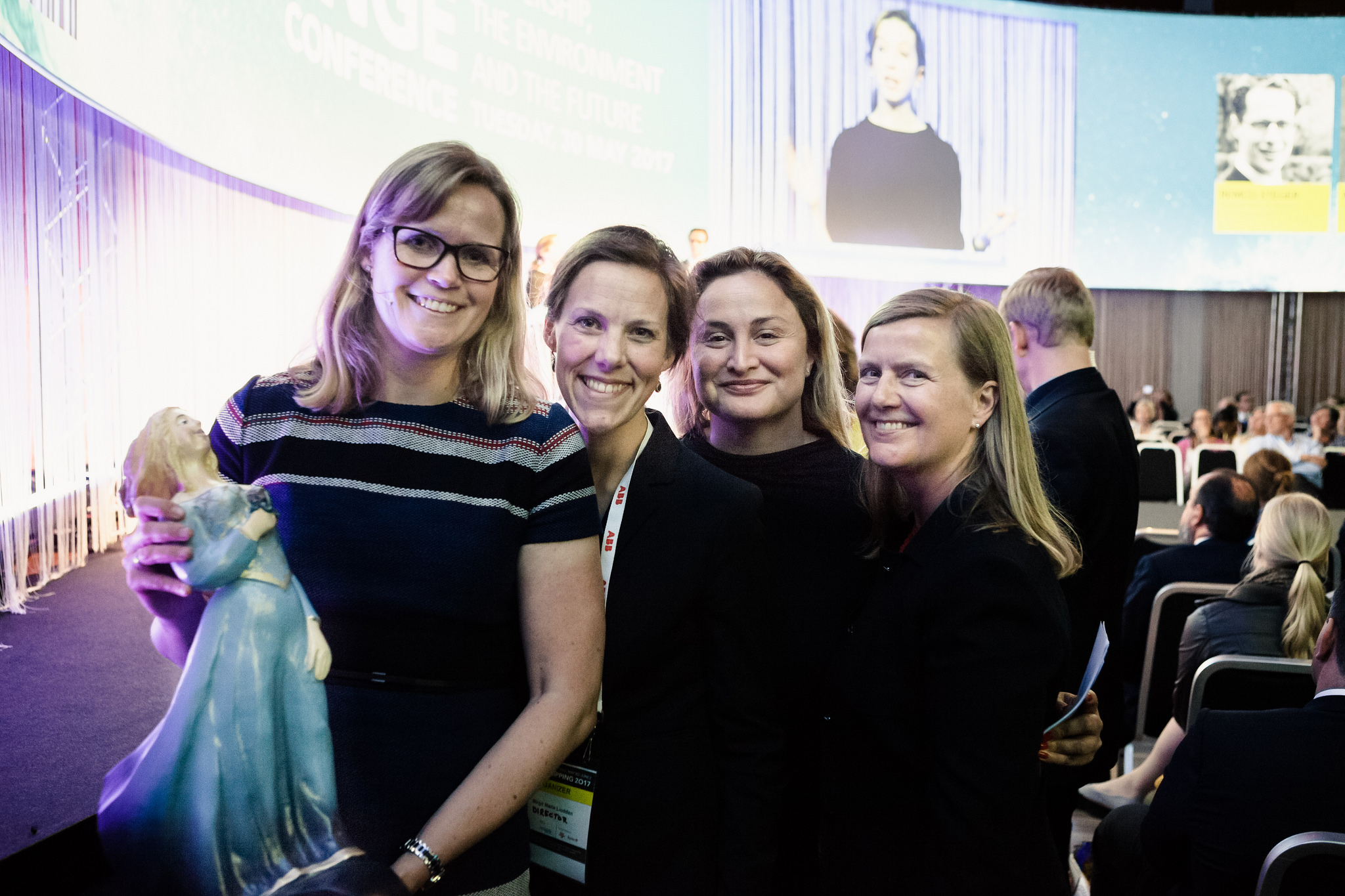 På en messe og konferanse som Nor-Shipping blir det utdelt en rekke priser. Her har  Birgitte Ringstad Vartdal (tv) nettopp mottatt  WISTA Norway’s LeaderShip Award 2017, avbildet sammen med videre fra venstre Nor-Shipping-direktør Birgit Liodden, statssekretær Dilek Ayhan i Næringsdepartementet og direktør Bjørg Ekornrud i WISTA Norway. .