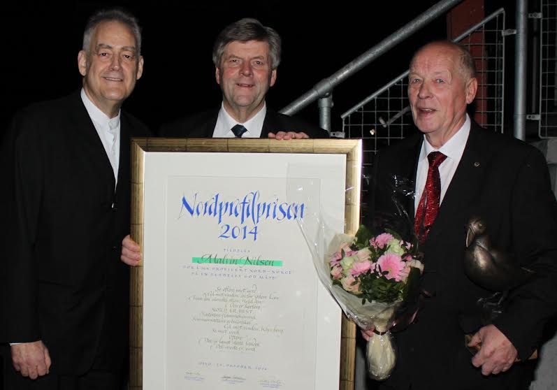 NORDPROFILPRISEN Gründer og styreleder i Leonard Nilsen & Sønner, Malvin Nilsen (t.h.) ble lørdag kveld utnevnt til årets Nordprofil. Det var tidligere næringsminister Ansgar Gabrielsen som delte ut prisen. Til venstre: Nordprofils leder Rolf Urke. Foto: Ida Urke.