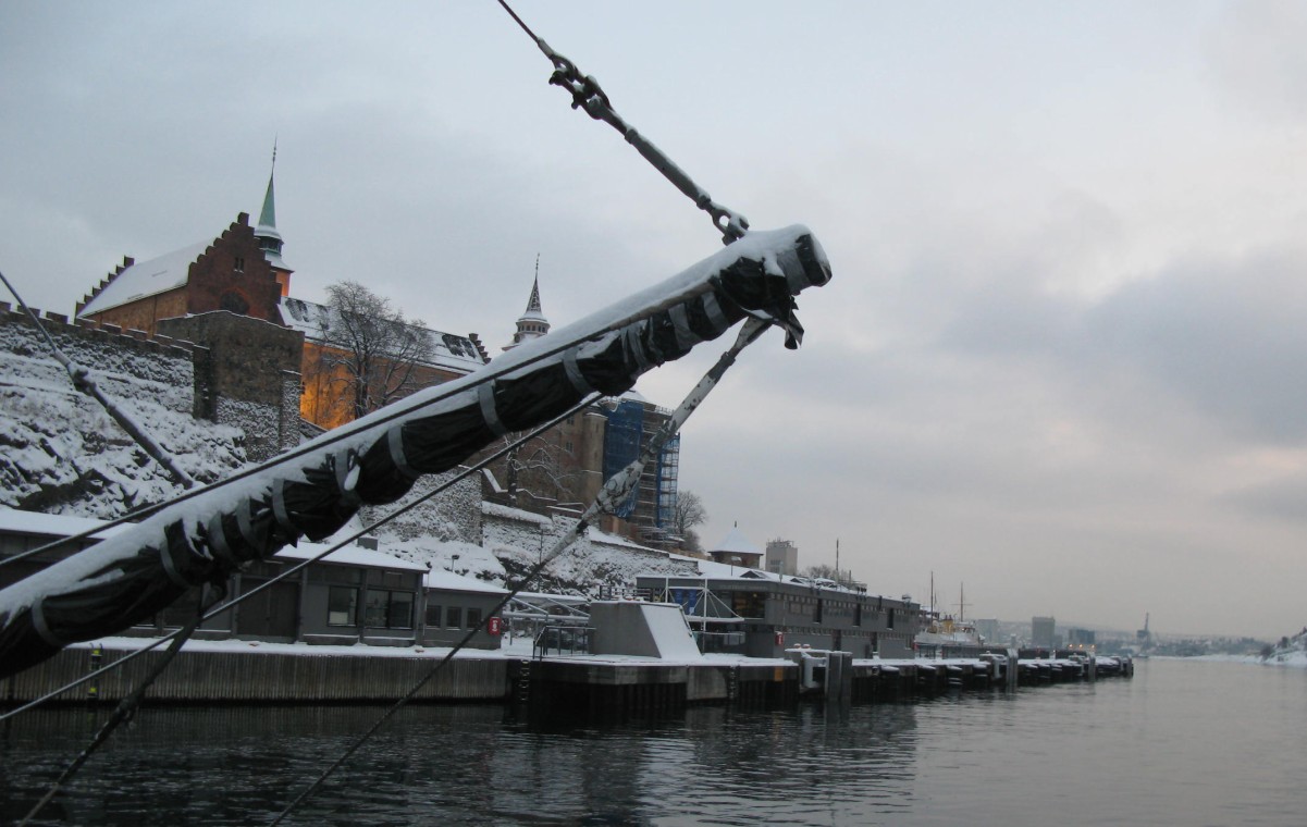 Vinteren er foreløpig ikke den mest attraktive tiden for cruiseskipene å anløpe Oslo og pullertene ligger ensomme. Likevel er det ventet minimum 179 turistskip i løpet av året. Foto: Petter Wang